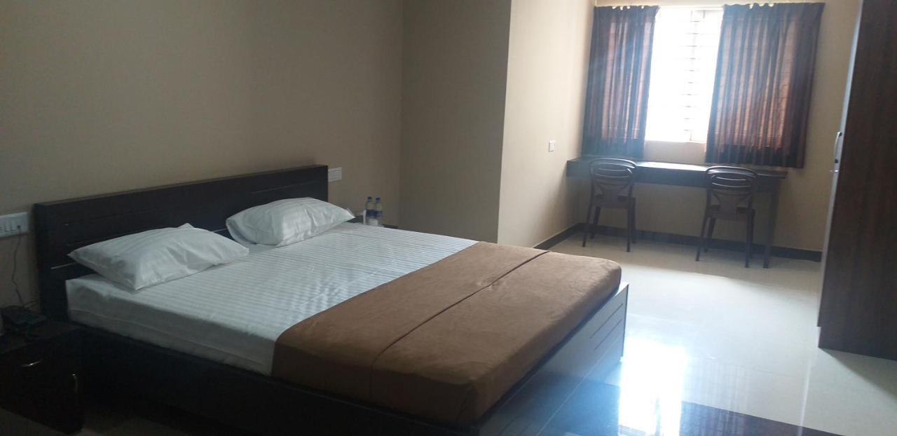 The Nisarga Grand Hotel Bangalore Buitenkant foto