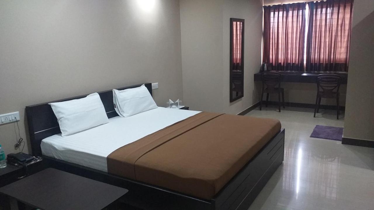 The Nisarga Grand Hotel Bangalore Buitenkant foto