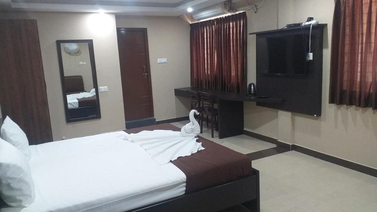 The Nisarga Grand Hotel Bangalore Buitenkant foto