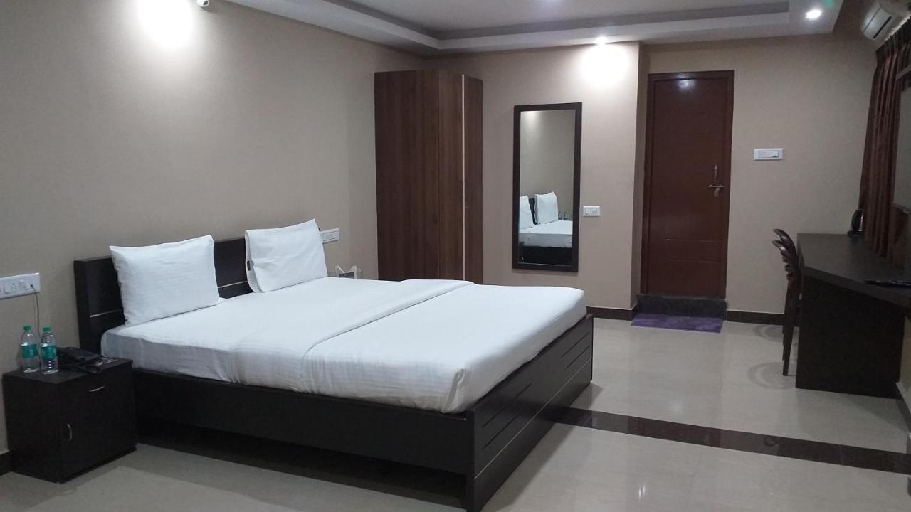 The Nisarga Grand Hotel Bangalore Buitenkant foto