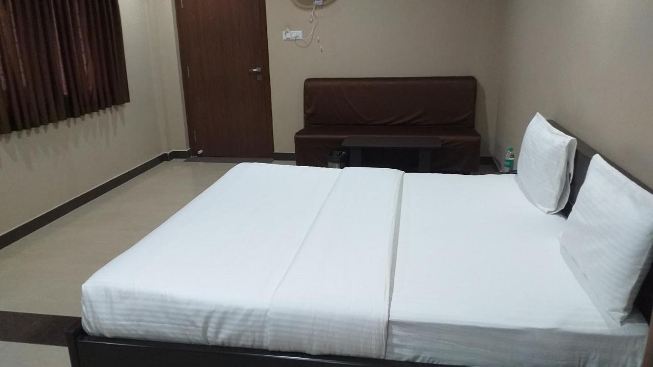 The Nisarga Grand Hotel Bangalore Buitenkant foto