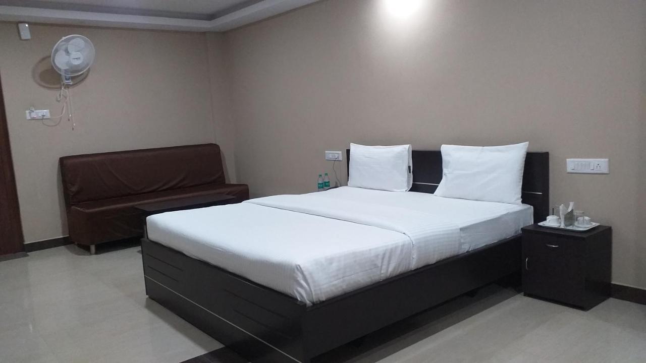 The Nisarga Grand Hotel Bangalore Buitenkant foto