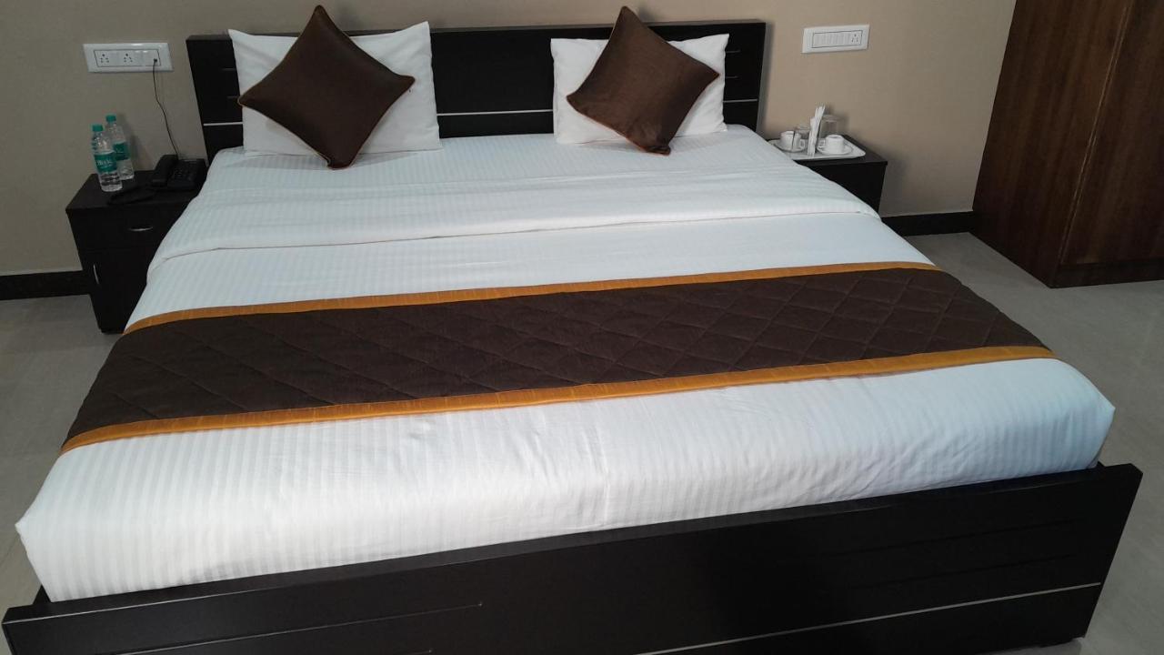 The Nisarga Grand Hotel Bangalore Buitenkant foto
