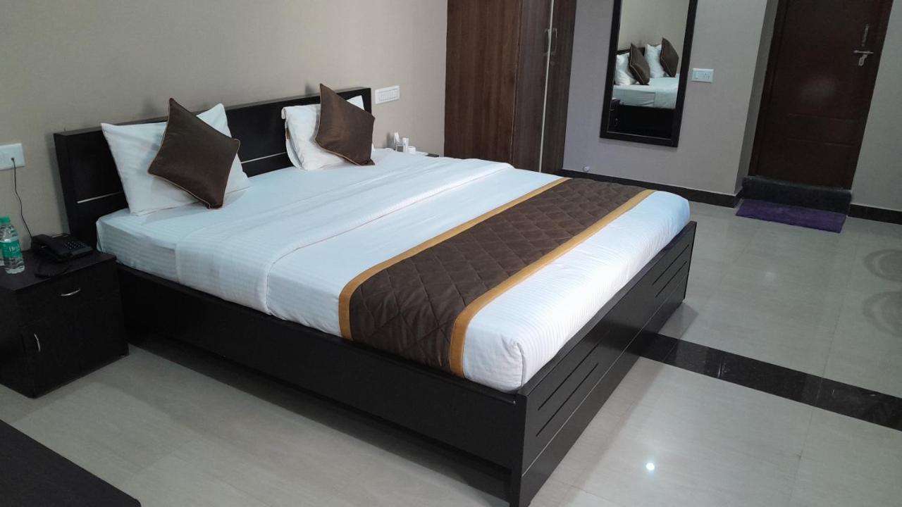 The Nisarga Grand Hotel Bangalore Buitenkant foto