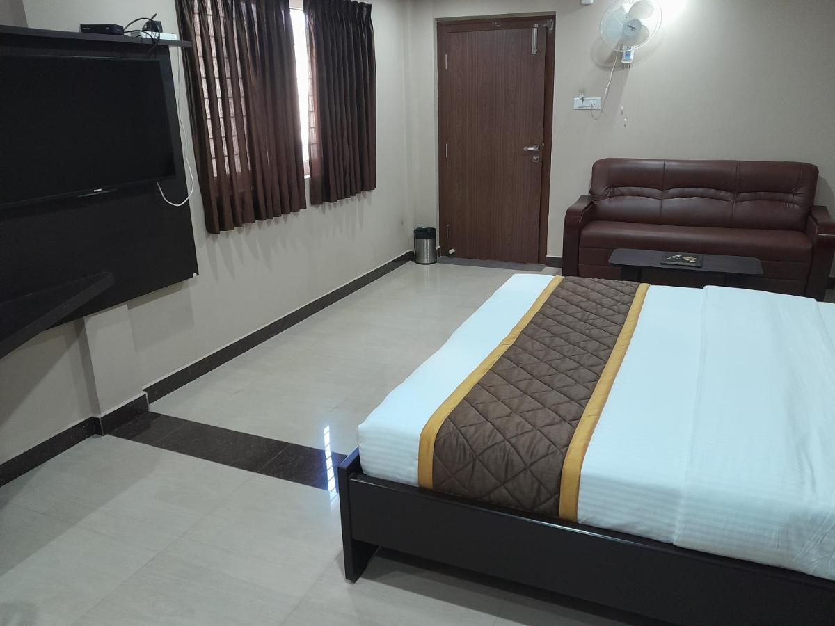 The Nisarga Grand Hotel Bangalore Buitenkant foto