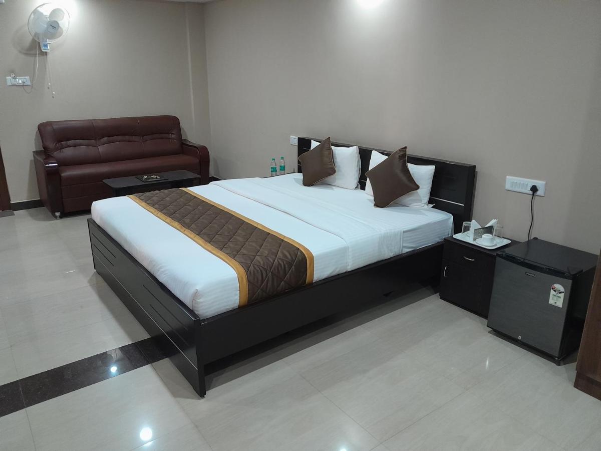 The Nisarga Grand Hotel Bangalore Buitenkant foto
