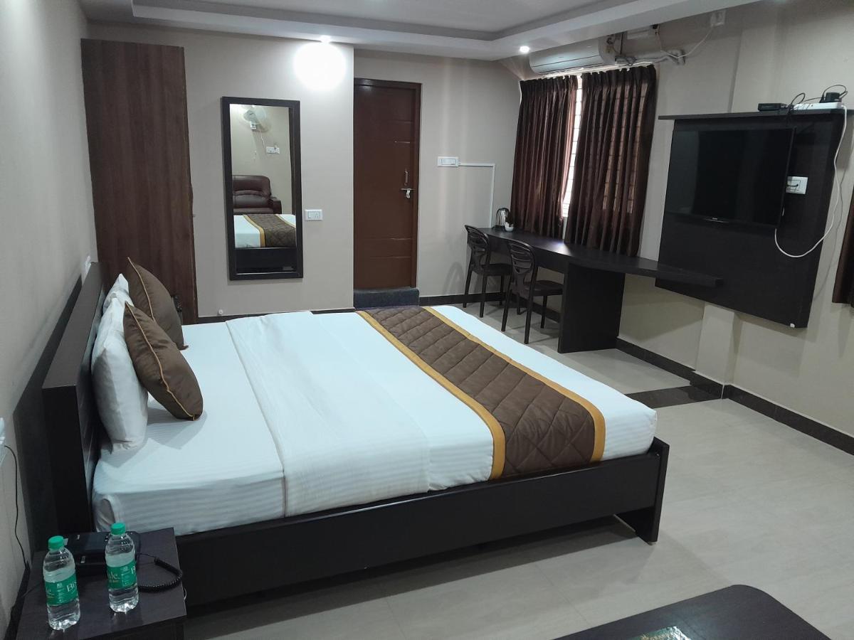 The Nisarga Grand Hotel Bangalore Buitenkant foto